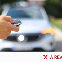 O controle da chave do seu carro faz mais do que apenas destravar as portas; se você mantiver este botão pressionado, ativa uma função oculta que ajuda a combater o calor 