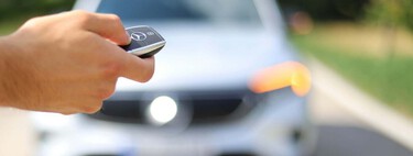 O controle da chave do seu carro faz mais do que apenas destravar as portas; se você mantiver este botão pressionado, ativa uma função oculta que ajuda a combater o calor 