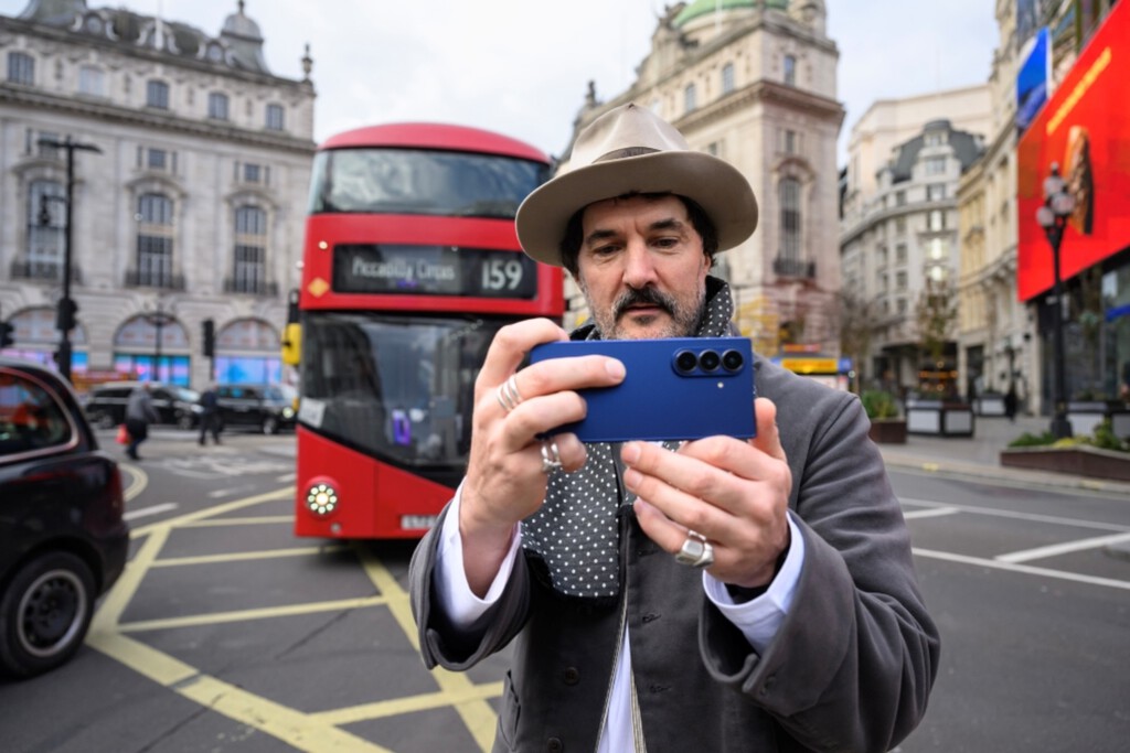 Samsung saca el Galaxy Z Fold7 a las calles de Londres para mostrar cómo se puede hacer fotos y disfrutar del momento a la vez
