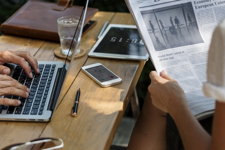 El 56,8 % de los lectores españoles de prensa se informa a través de redes sociales, aunque sólo lee titulares y alguna noticia