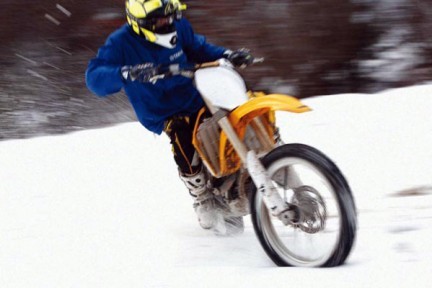 Valentino Rossi se lo pasa pipa sobre la nieve