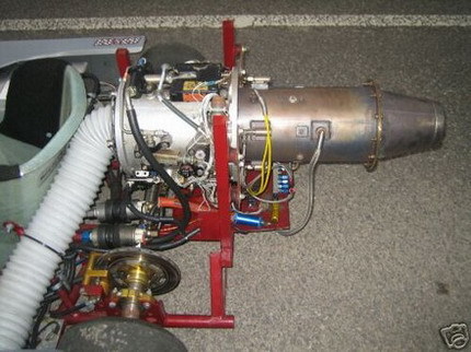Un kart propulsado por un pequeño jet
