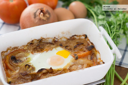 Guarnición de tomates y cebollas al horno con huevo. Receta
