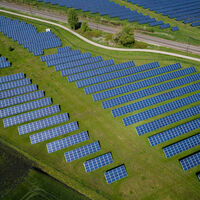 Hemos instalado tantos paneles solares que la red no sabe qué hacer con ellos. Y los inversores acaban de darse cuenta 