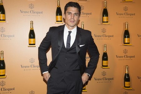 Queremos el traje de tres piezas de Álex González para nuestros eventos navideños