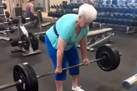 Shirley Webb, la abuelita que te gana levantando peso muerto