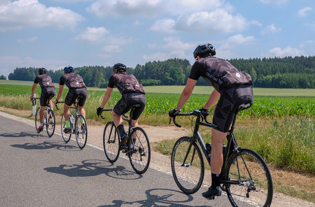 Ciclistas Distancia Paralelo 3