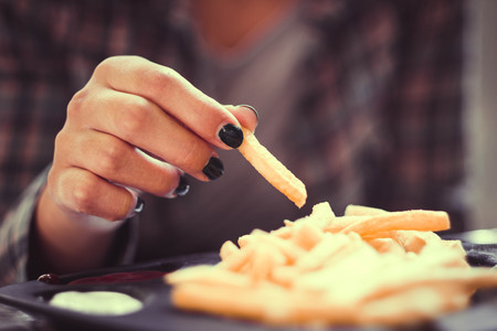 Decir que las patatas de McDonals son la solución a la calvicie es jugar con los sentimientos de los calvos (y hacerles engordar)