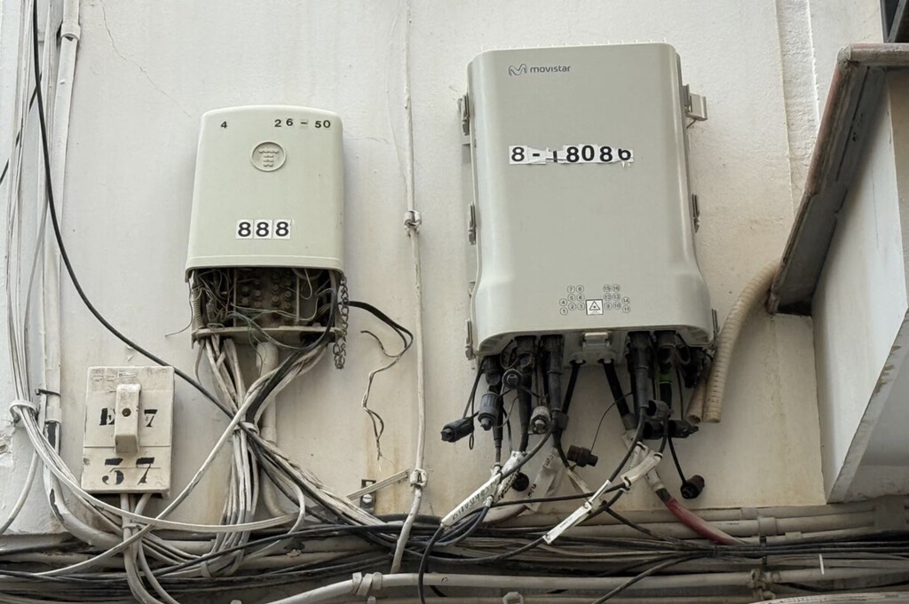 Barcelona tiene un problema con la fibra: las fachadas están llenas de cables y así quieren acabar con ellos