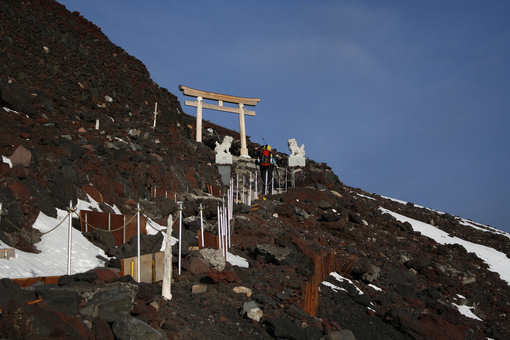 La masificación del Fuji ha abierto el debate de los debates en Japón: qué hacer con los turistas imprudentes que necesitan rescates