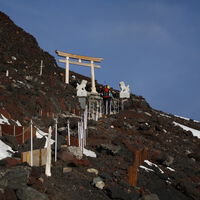 La masificación del Fuji ha abierto el debate de los debates en Japón: qué hacer con los turistas imprudentes que necesitan rescates