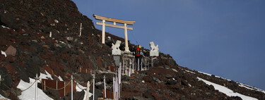 La masificación del Fuji ha abierto el debate de los debates en Japón: qué hacer con los turistas imprudentes que necesitan rescates