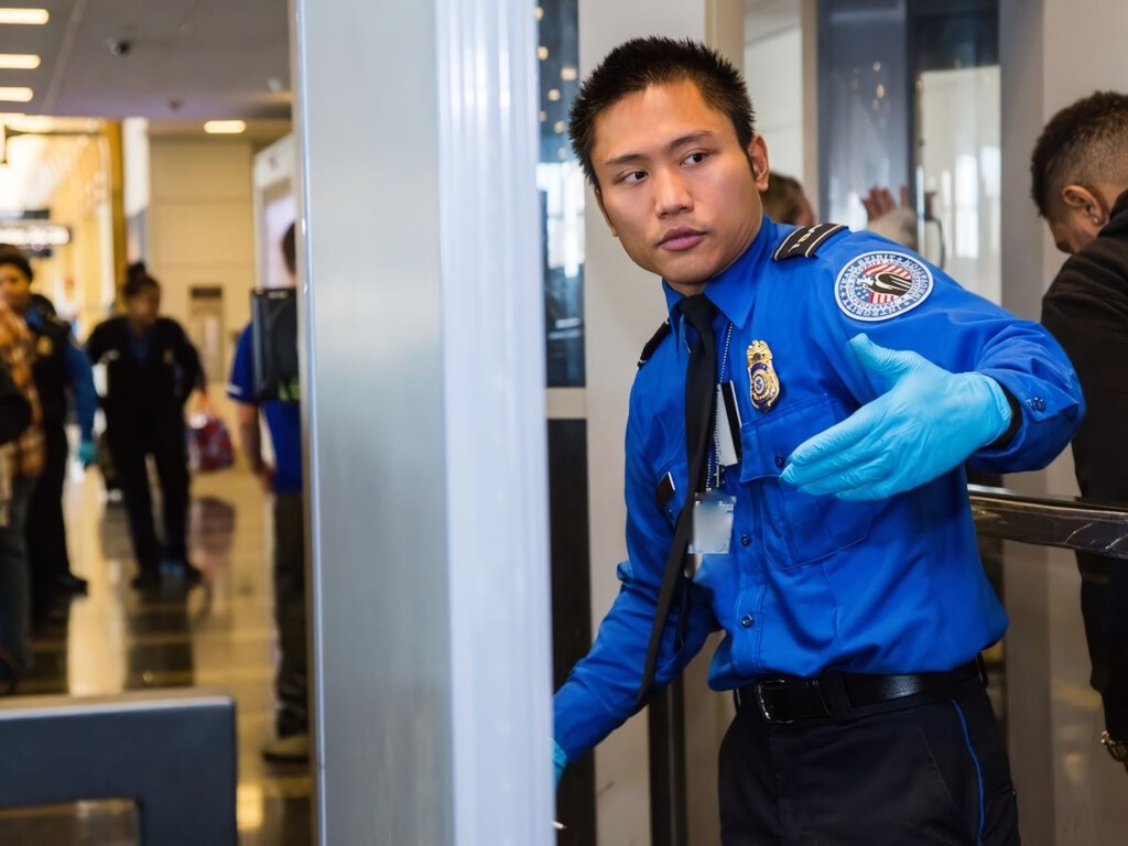 Se acabó el quitarse los zapatos en el control del aeropuerto: Estados Unidos quiere agilizar el movimiento de viajeros 