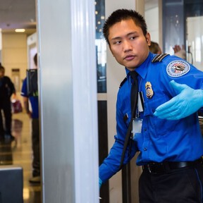 Se acabó el quitarse los zapatos en el control del aeropuerto: Estados Unidos quiere agilizar el movimiento de viajeros 