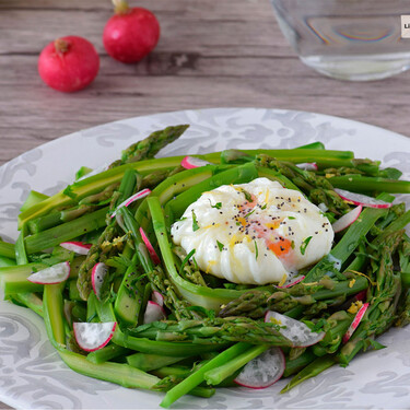Ni a la plancha ni al horno: mi forma favorita de comer espárragos verdes es en esta ensalada, perfecta para sumar proteínas