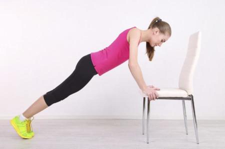 Ejercicios para realizar en casa, usando sólo una silla como equipamiento