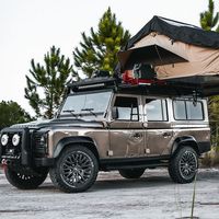 Este Land Rover Defender de 1991 camperizado tiene un motor Chevrolet V8 LS3 y ¡tienda de campaña en el techo!