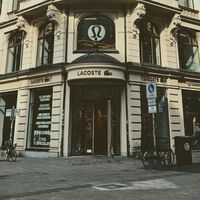 No es Helly Hansen, pero esta chaqueta Lacoste es de lo más cómoda y tiene casi 200 euros de descuento 