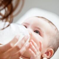 Caries del biberón en el bebé: por qué se produce y cómo prevenirla 