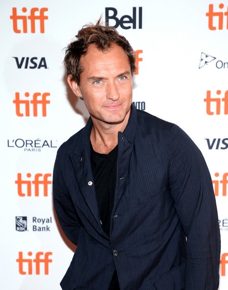 Jude Law nos deja atónitos con su peor look hasta ahora en el Festival de Cine de Toronto