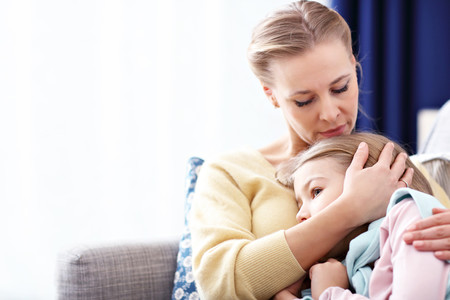 Madre Consolando Hija
