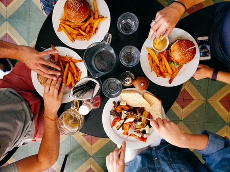 Google y Harvard buscan acabar con la intoxicación alimentaria en restaurantes con una IA que usa datos de los usuarios