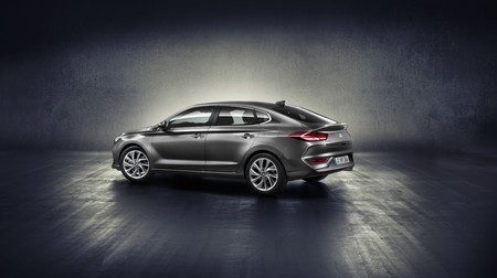 El Hyundai i30 Fastback quiere ser el Panamera del pueblo