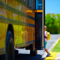 Sola y encerrada en el bus escolar: una niña de tres años pasa siete horas olvidada en el autobús