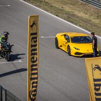 Esto pasa cuando la moto más rápida del mundo, la Kawasaki H2R, corre contra un Lamborghini Huracán