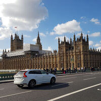 "Habrá consecuencias". Reino Unido quiere obligar a que las marcas vendan más coches eléctricos aunque nadie los compre. Stellantis amenaza con cerrar sus fábricas si no hay ayudas