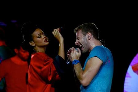 Rihanna se pasa por Paris y no echa el viaje en balde, ¡toma concierto con Coldplay!