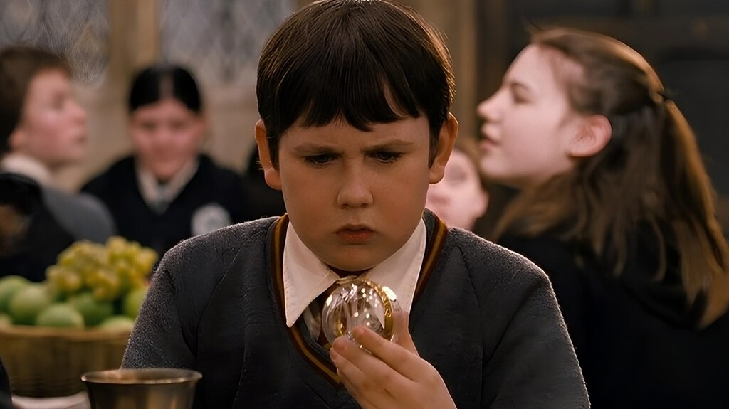 En Harry Potter y la Piedra Filosofal, Neville recibe la Recordadora y no sabe qué ha olvidado, pero hay una gran pista si miras a los alumnos de Hogwarts