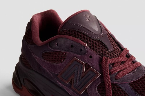 Estas Nuevas Zapatillas Color Vino De New Balance Son Tan Elegantes Que No Podemos Esperar A Comprarlas Para Llevarlas En La Cena De Navidad
