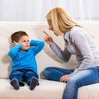 "Pórtate bien" y "haz caso": por qué estas órdenes no sirven para educar a los hijos