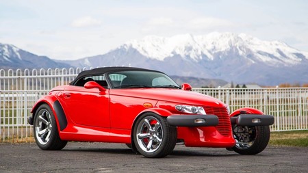 Si te fascinaba el Plymouth Prowler ha salido uno a subasta con ¡un sólo propietario, 215 km y remolque!