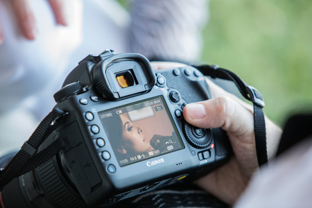 Canon EOS 5D Mark IV, Sony A7, Nikon D5300 y más cámaras, objetivos y accesorios en oferta: Llega Cazando Gangas