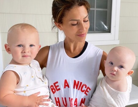 "Pensé que mis lágrimas nunca se detendrían": Hilaria Baldwin se sincera tras dos abortos y celebra la llegada de sus bebés arcoíris