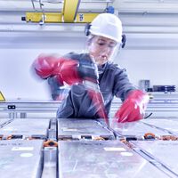 Si Europa quiere sobrevivir al coche eléctrico de China solo tiene una opción: invertir (aún más) en baterías propias. No sabemos si funcionará  