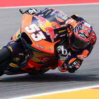 ¡Histórico! Deniz Öncü se estrena en Moto2 ganándole por tres milésimas sobre la misma meta a Diogo Moreira 