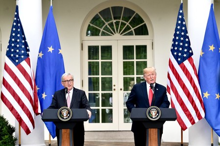 Trump se impacienta con la 'lentitud europea' y vuelve a amenazar con aranceles del 25 % a los coches europeos