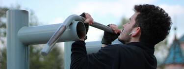 Dime cómo agarras la barra al hacer dominadas y te diré qué músculos de la espalda activas