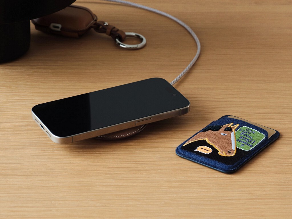 Un histórico socio de Apple acaba de lanzar un cargador más caro que el propio iPhone. La broma final es que viene sin enchufe 