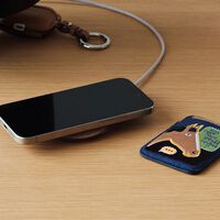 Un histórico socio de Apple acaba de lanzar un cargador más caro que el propio iPhone. La broma final es que viene sin enchufe
