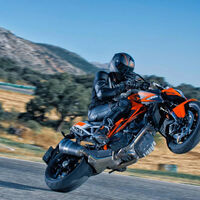 La crisis de KTM dejó en el paro a su mejor piloto de pruebas. Tiene 60 años y no quiere jubilarse, así que ha vuelto a las carreras