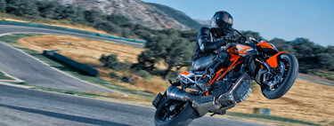 La crisis de KTM dejó en el paro a su mejor piloto de pruebas. Tiene 60 años y no quiere jubilarse, así que ha vuelto a las carreras