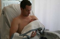 Papás y recién nacidos piel con piel