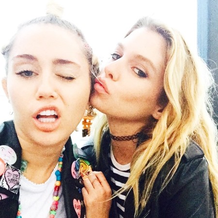 ¡Pillada al canto! Miley Cyrus se come a besos a su novia