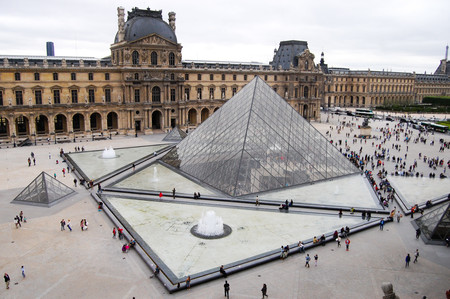 El Louvre cerró ayer sus puertas debido a una huelga de trabajadores del museo