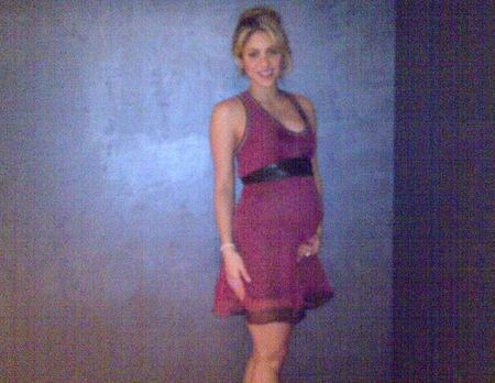 Ahora sí que sí, Shakira presume de barriguita