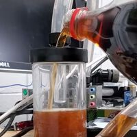 "Destruirás el PC". Vierte Coca Cola en el sistema de refrigeración por agua y el resultado es tan sorprendente como dañino